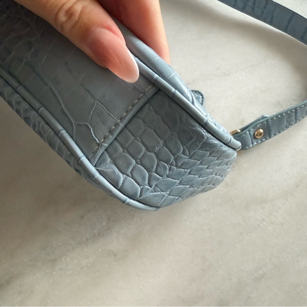 Blue croc embossed shoulder bag - Picture 3 of 7